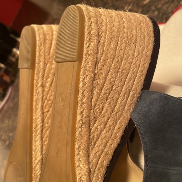 Bandolino navy t strap wedge sandals- size 9 - Picture 9 of 10